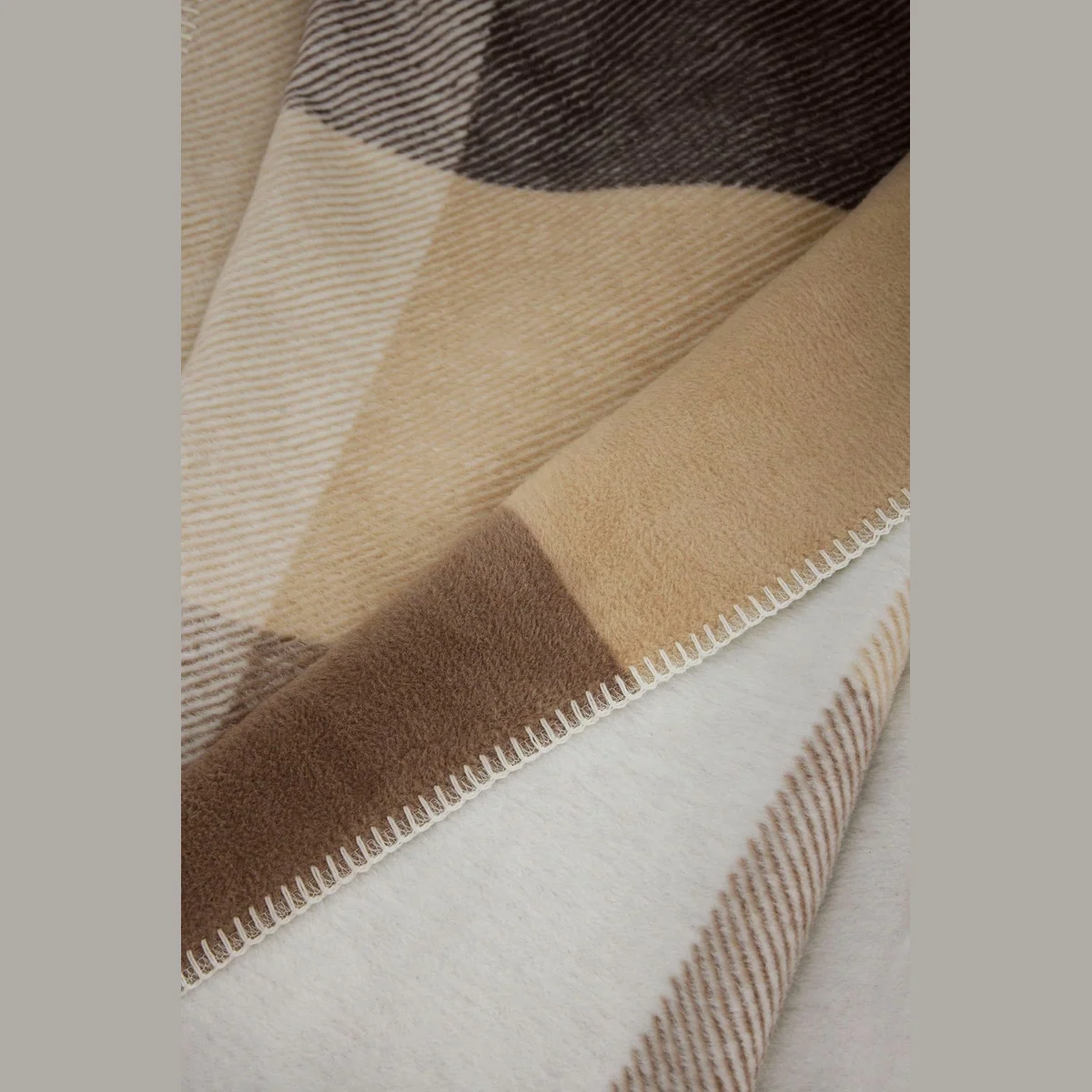 s.Oliver Jacquard Decke, karo-design, pflegeleicht, maschinenwaschbar 5